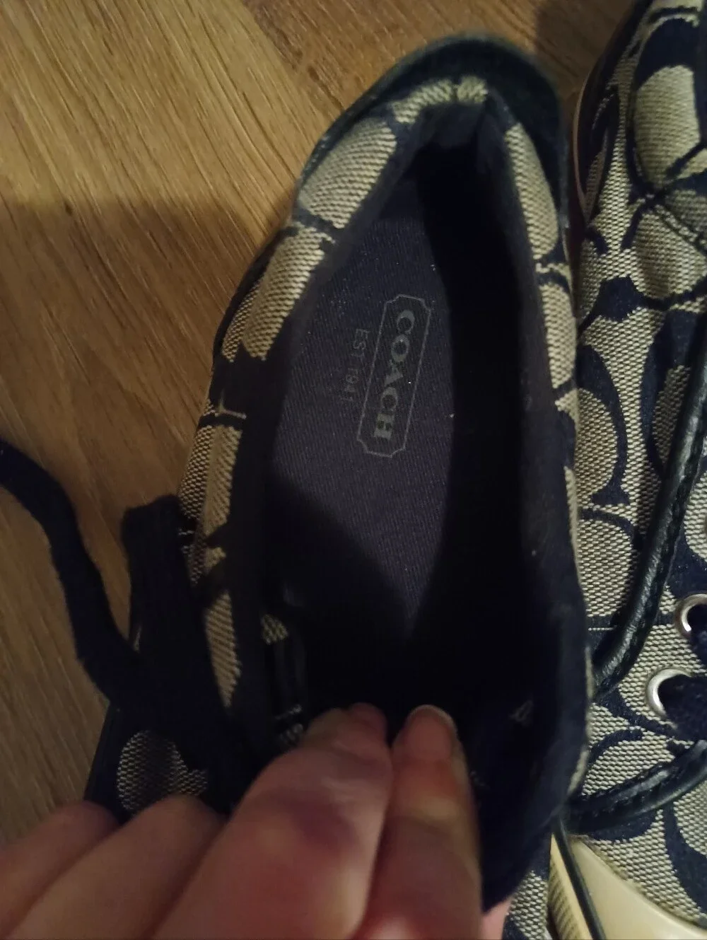 << Coach Lace-Up Sneakers in Black and Cream Signature Print Size 7